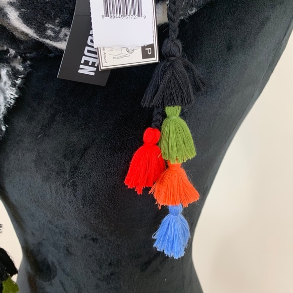 NWT Steve Madden blanket scarf - Picture 3 of 7